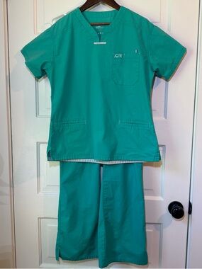 Iguana Med Teal Women’s Medical Scrub Set with V-Neck Top & Bootcut Pants